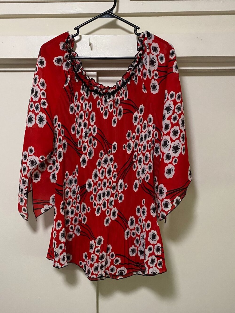 Piano, red, crinkle material blouse w/flowers & open bell sleeves, size 2X